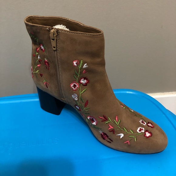 Size 8 brown heels with flower pattern by the brand Callisto of California. - Picture 3 of 4